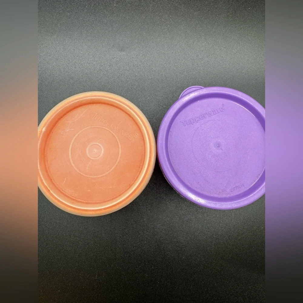 6  Vintage Small Containers With Lids 2 Generic and 4 Tupperware